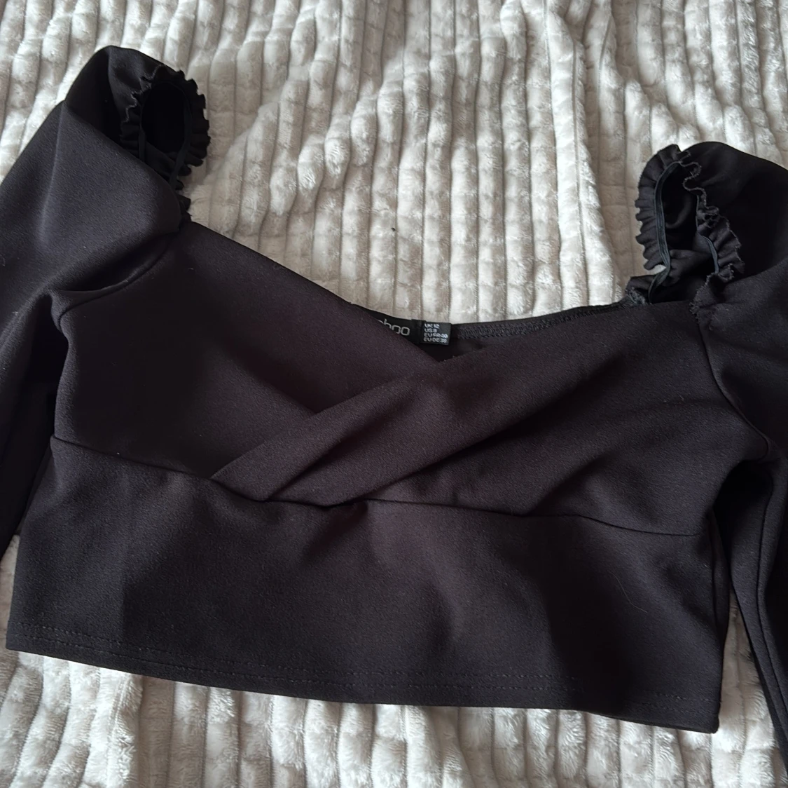 Svart croppad topp från Boohoo - 1