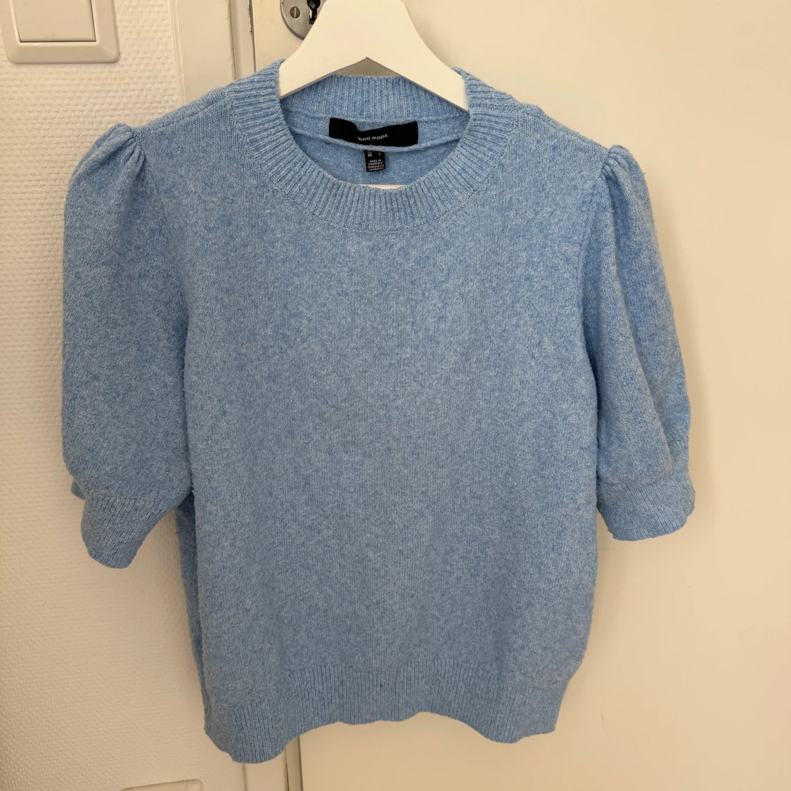 Ljusblå stickad tröja med puffärm