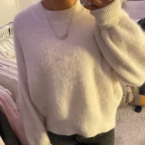  ljusbeige stickad tröja - Mysig oversized stickad tröja i ljusbeige med rund hals och långa ärmar. Tröjan har en ribbad struktur och är perfekt för att hålla sig varm under kyliga dagar. Passar dig som gillar en chill och avslappnad stil.