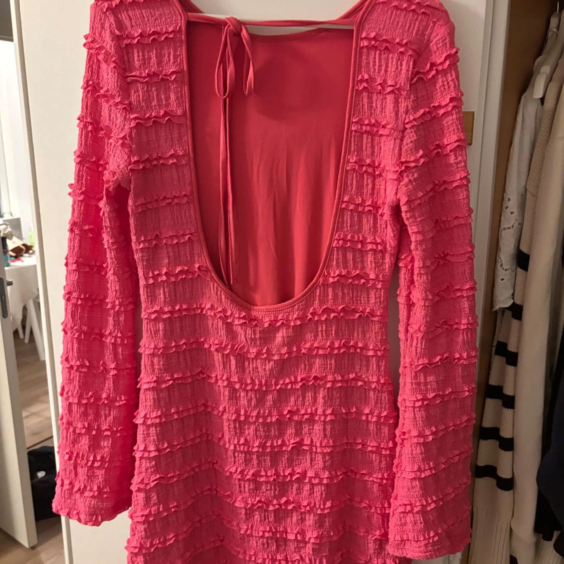 Rosa kortklänning med volangdetaljer - 1