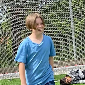 Kristina Johnson  - Snygg blå t-shirt med v-ringad hals och korta ärmar. Perfekt för dig som gillar enkel och stilren design. T-shirten har en loose passform och är gjord i mjuk bomull som känns skön mot huden. Passar lika bra till jeans som till shorts.