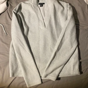 Ljusgrå ribbadd mjukis set Amisu - Superbekvämt ljusgrå mjukis set från Amisu i ribbat material. Byxorna har resår i midjan med dragsko, fickor på sidorna och breda muddar vid bensluten. Perfekta för chill eller hemmadagar.