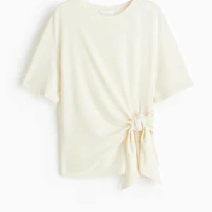 Beige t-shirt med knyt i sidan - SÖKER I XS/XXS