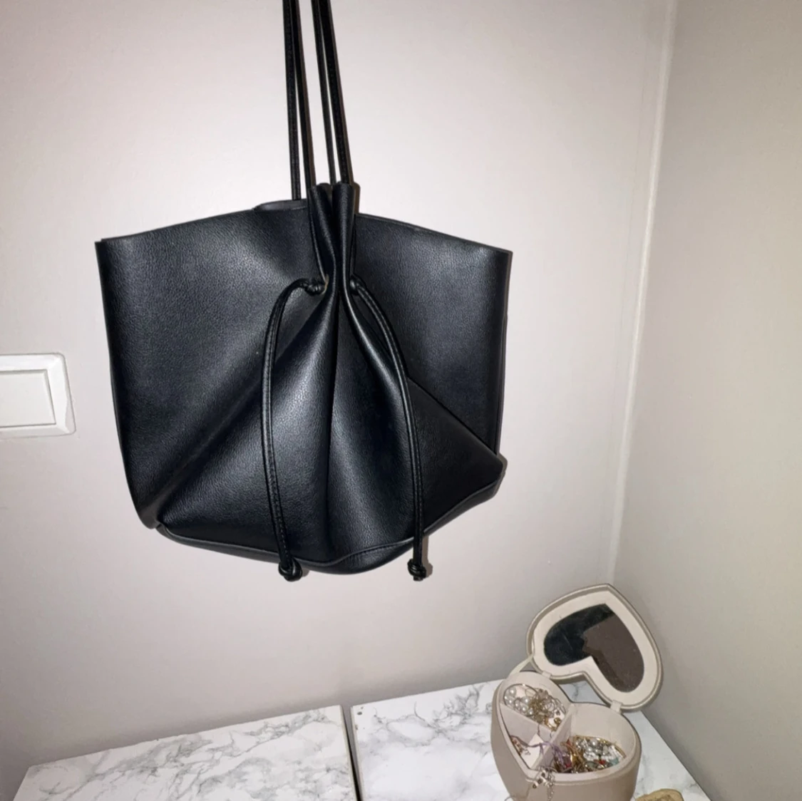 Svart bucket bag i skinnimitation - 1