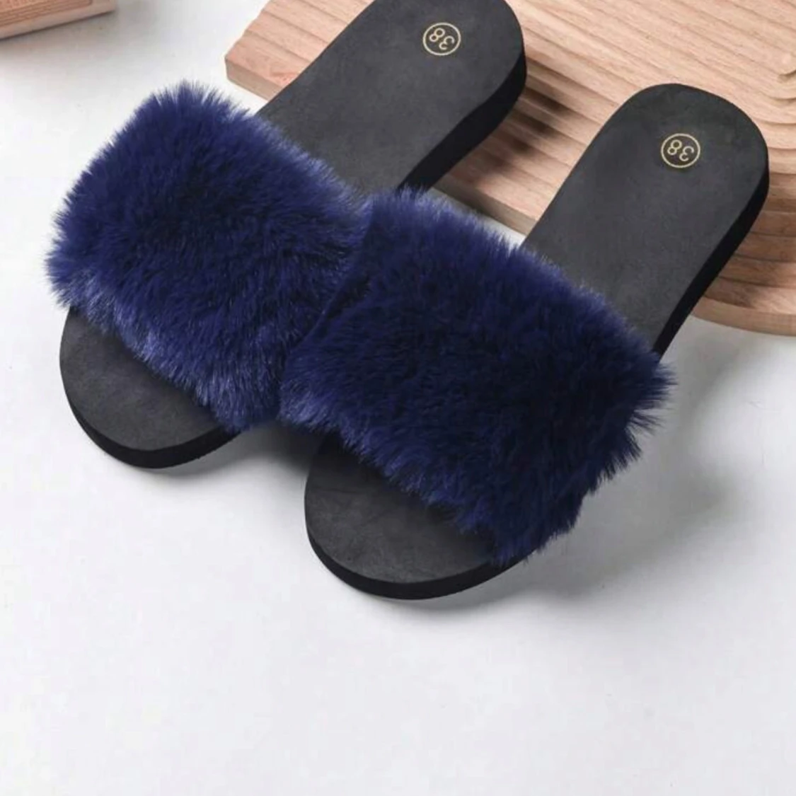 Svarta sandaler med blå päls