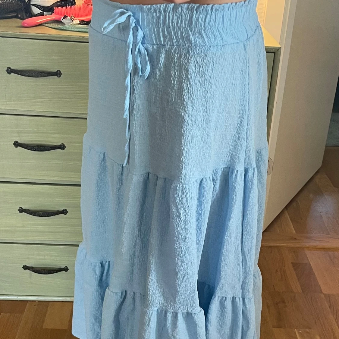 Ljusblå volangkjol med knytband