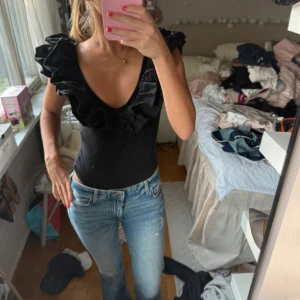 Svart volangbody med djup v-ringning - Supersnygg svart body från Zara ❣️❣️