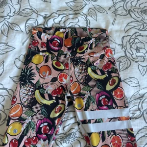 Stronger träningstights - Träningstights från Stronger i väldigt bra skick. Nypris: 799kr. Säljer pga att de inte kommer till användning. Storlek: S men töjbara till storlek M också. Skriv om du undrar något!🥰🥰