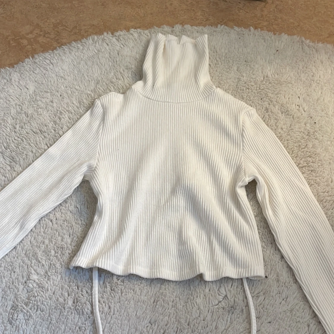 Vit ribbad Bershka tröja med snörning