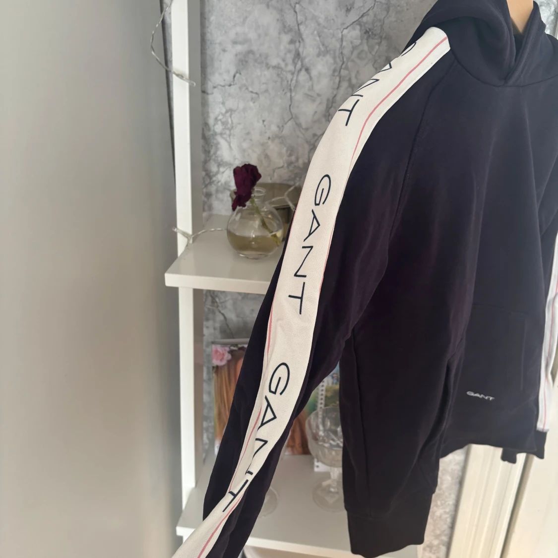 Marinblå  hoodie från GANT med logoband - 1