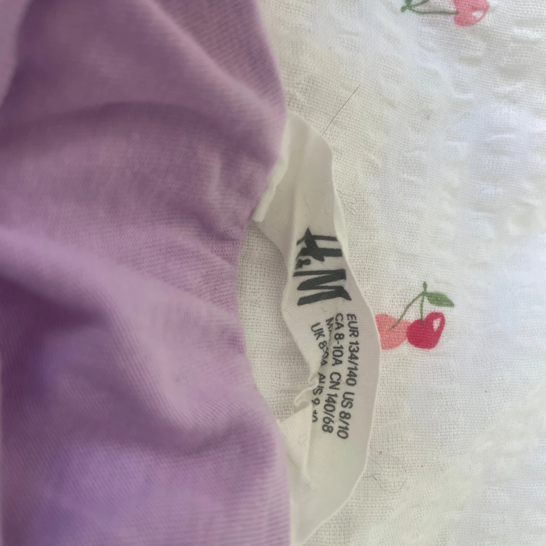 Lila t-shirt med LOVE-tryck från H&M - 1