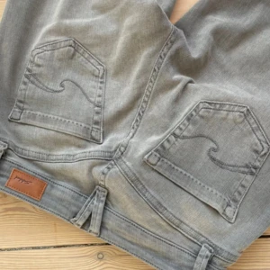 Lågmidjade gråa jeans - Supersnygga och slutsålda gråa lågmidjade bootcut/flare jeans från Subdued💞 storleken som står är italiensk och en italiensk storlek 38 motsvarar EU storlek 34/xs😊 Liknar LTB jeansen🫶🏼 Säljer endast för bra pris!