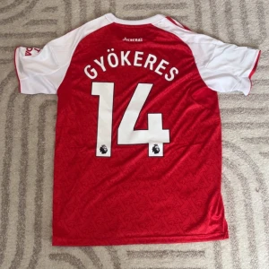 Arsenal 25/26 Gyökeres - Replika Arsenal tröja helt ny med tags med Gyökeres på ryggen. För fler bilder eller frågor tveka inte att skriva i dm. Fler tröjor i profilen. Se bio för tvättråd
