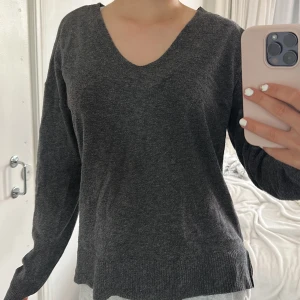 Mörkgrå stickad v-ringad tröja - En enkel och snygg mörkgrå stickad tröja med v-ringad hals.❤️