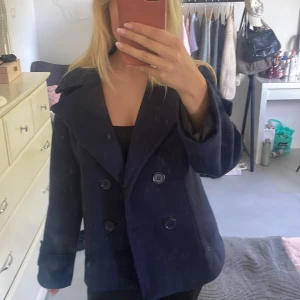 Mörkblå skepparkavaj från Design by Si - Superfin kappa från design by si i storlek XS/S❣️innertyget är lite söndrigt som man ser i sista bilden, men det är inget man märker av eller ser, annars inga defekter💕nypris: ca 700kr
