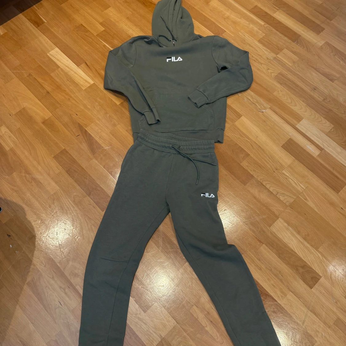 Gröna mjukisbyxor och tröja från Fila