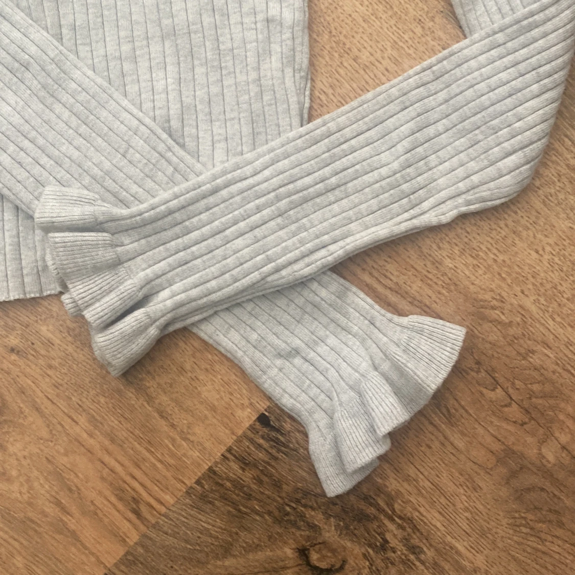 Ljusgrå ribbad polotröja med volang - 1