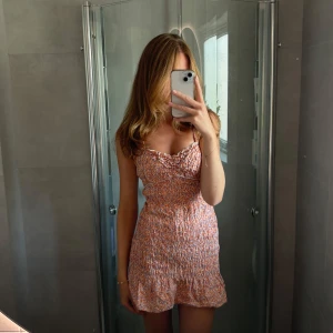 Blommig klänning - Blommig kort klänning med volang från Zara. Använd 1 gång och är så gott som i nyskick. Storlek M men skulle säga att den går som S också💗💗