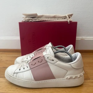 Valentino open sneakers - Säljer nu dessa fina valentino open skor | Fint skick | Storlek 40 | Kommer med box,dustbag och kvitto | Hör gärna av er vid frågor eller funderingar 