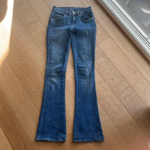 Blå flared/ bootcut jeans  - Blåa stockholmstil jeans som är flared/ bootcut. Den är inte smutsiga eller trasiga använd fåtal gånger. Den är lowwaist/ midwaist . 