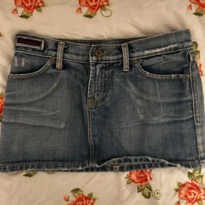 Blå jeanskjol  - Snygg blå vintage jeanskjol från Kokawaii, jätte fin nu till hösten! Säljer för dem inte är min storlek 💝nästan aldrig använd!