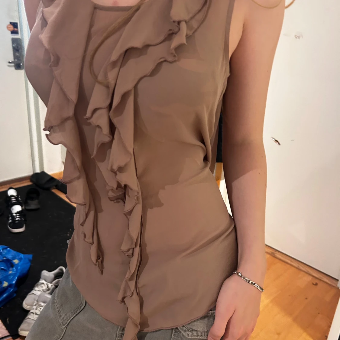 Beige linnetopp med volangdetaljer - 2