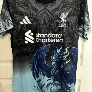 Liverpool x Adidas blå/svart fotbollströja - Liverpool Special tröja har aldrig använt ny skick storlek S