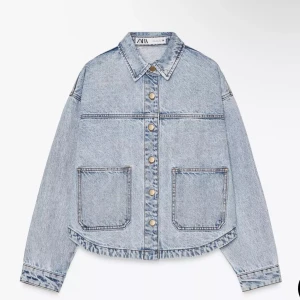 Ljusblå jeansjacka från Zara - Säljer en klassisk ljusblå jeansjacka från Zara i storlek S. Jackan har raka linjer, två stora fickor framtill och knäppning med metallknappar. Perfekt oversized känsla och passar till allt. Materialet är 100% denim och jackan har lång ärm och krage. Har inte andvänt för att jag köpte fel storlek så den är helt ny 