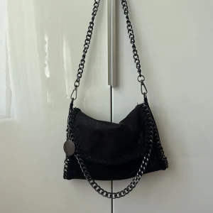 liknande stella mccartney väska - Snygg svart axelväska som liknar stella mccartney väskorna