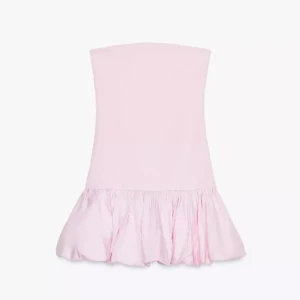 Ljusrosa axelbandslös kort klänning - Superfin ljusrosa klänning med axelbandslös design och volang nedtill. Sitter tight upptill och har en söt, fluffig kjol. Perfekt för dig som gillar en feminin och trendig look. Passar dig som vill sticka ut med en enkel men snygg stil.