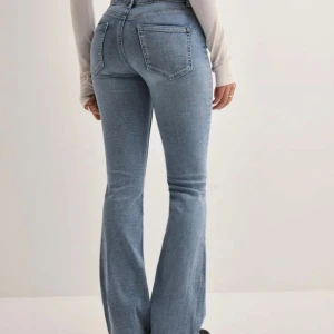Vmflash jeans från Vero Moda - Fina ljusblå bootcut jeans från Vero Moda. Har bara använt fåtal gånger. Dem har perfekt passform då dom är stretchiga super bra längd! Nypris är 549kr💓