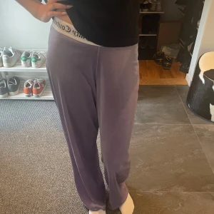 Juicy couture byxor  - Säljer jättefina o sköna lila juicy byxor. Nästan aldrig använda, såå bra skick. Passar bra på mig som är ungefär 170 cm. Hör av er för fler bilder!! 💞