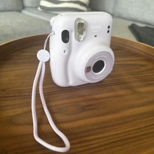 Polaroid kamera - Säljer min Fujifilm Instax Mini 11 kompaktkamera. Säljs pågrund av fel köp, 450kr 
