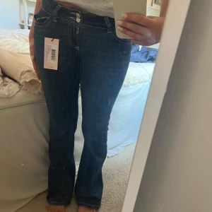 Mörkblåa Nelly jeans - Säljer ett par snygga jeans från Nelly då jag tog fel storlek, Dom är helt nya! Skriv om ni har fler frågor😇