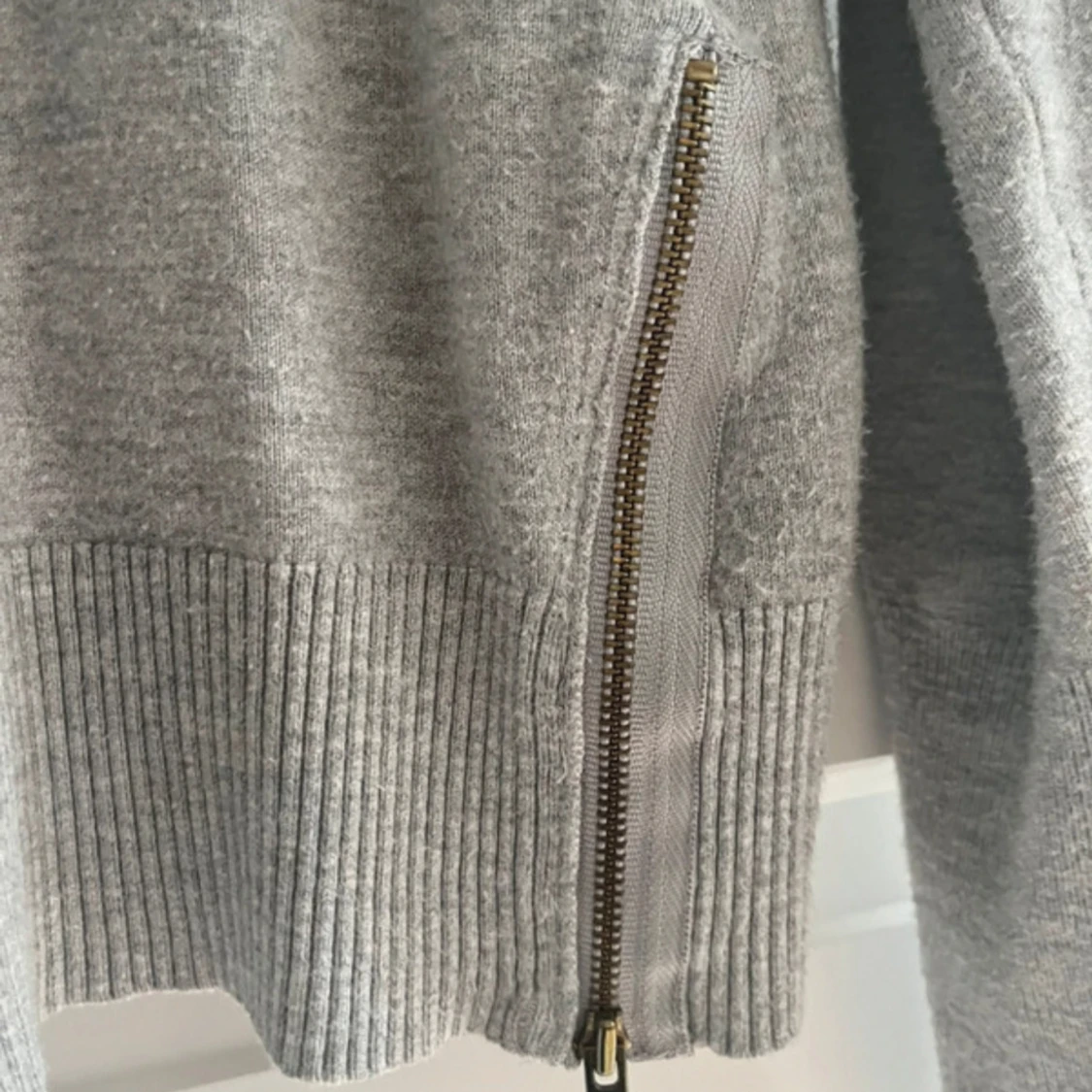 Grå stickad tröja med dragkedjor  - 2