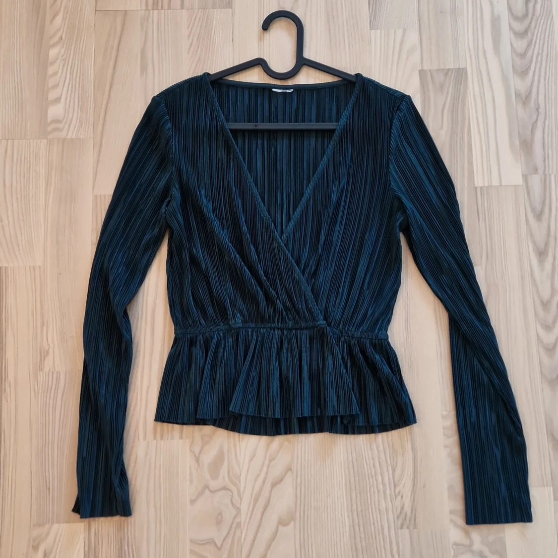 Mörkblågrön omlottopp med volang