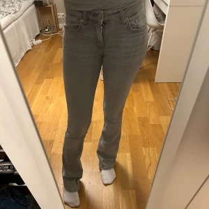 Grå bootcut jeans  - Snygga grå jeans med bootcut passform. Fint skick men säljer då jag inte längre använder dom💕pris går att diskutera