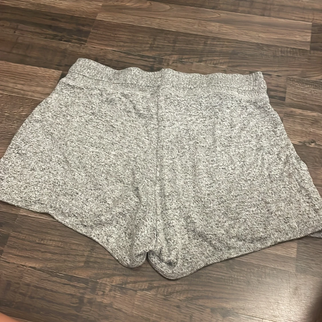 Grå mjuka shorts från Lindex - 1