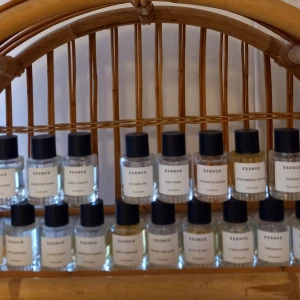 Essncesplit💟 - Splittar mina Essnceparfymer i glasdekanter med spray✨️2 ml-25 kr, 5 ml-55 kr, 10 ml-100 kr✨️Skriv vilka du önskar så lägger jag ut paket✨️Obs säljer ej hela flaskan✨️Dessa finns: Fizzy mango,Absolu vanilla,I am vanilla,Strawberry eclair, Vanilla baby,Carashmellow,Fleur chere,Dirty dancing,Toxique,Tres femme,Signature vang,Midsummer dream,Dewy desert,Keep it fruity,Milky flower.,Cozy goddess,Clean vibes,Chocolate chaud,Drunk Apple pie,Elle la nuit,Lady Essnce,Hotter mimosa,Orange blossom,Jardin de f