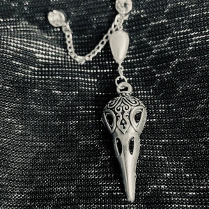 By prisförslag- 1 st dubbel Silvrigt örhänge med fågelmask - Unikt örhänge i silverfärgad metall med detaljerat fågelmask-hänge och snygga ornament. Kedjan har två glittriga stenar och en pärlliknande detalj som ger extra edge. Perfekt för dig som gillar statement-smycken med lite mystisk vibe.