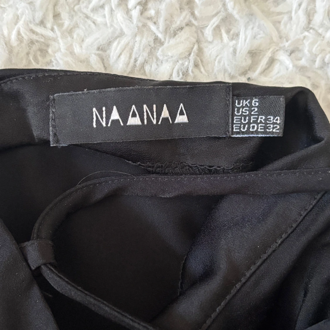 Svart långklänning med volang och snörning - 4