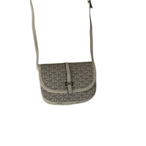 Vit axelväska från goy4d - Säljer en snygg vit axelväska från goy4d med klassiskt grafiskt mönster i grått och vitt. Väskan har justerbar axelrem, lock med spänne och detaljer i vitt skinn. Perfekt storlek för det viktigaste och en riktigt stilren accessoar.