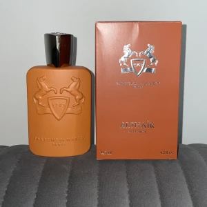 Parfums de Marly Althaïr 125ml - Exklusiv parfym från Parfums de Marly, Althaïr, i en snygg matt orange flaska med silverdetaljer och reliefmönster av två hästar. Kommer i matchande orange kartong med silvertext. Flaskan rymmer 125 ml Eau de Parfum. Kvitto finns 