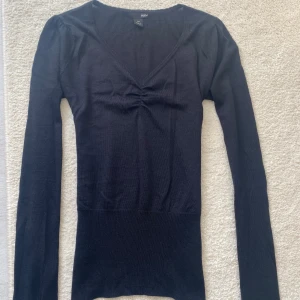 Svart v-ringad långärmad tröja H&M - Finstickad. Storlek M. Fint vardagsplagg till hösten.