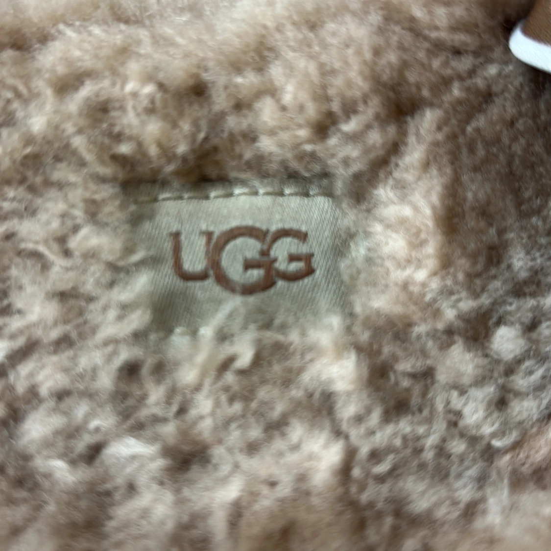 Beige fluffiga sandaler från UGG - 2