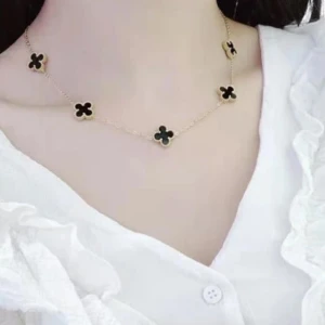 Säljer detta svarta guld halsbandet med klöver då jag inte är en guldtjej längre💕 Jag minns inte riktigt vad jag köpte den men på första bilden så ser man ungefär hur den sitter💕Har använt den 1-2 gånger så den är i väldigt bra skick. - Supersnyggt halsband med sex svarta klöverformade hängen på en tunn guldfärgad kedja. Klöverhänget har en elegant och modern look som passar perfekt till en trendig outfit. Kedjan är diskret och ger ett lyxigt intryck. Perfekt accessoar för att lyfta din stil.