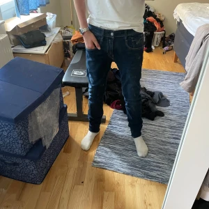 Replay Anbass mörkblå jeans 28/32 -  Replay Anbass Jeans – W28 Snygga mörkblå jeans i den populära modellen Anbass från Replay. Tillverkade i ett mjukt och stretchigt denimtyg för optimal komfort och passform. Klassisk femficksdesign med en extra liten dragkedjedetalj vid höger ficka. Slim fit-modell som sitter snyggt längs benen och ger en modern silhuett. Storlek W28, perfekt för dig som vill ha en smal och figurnära look