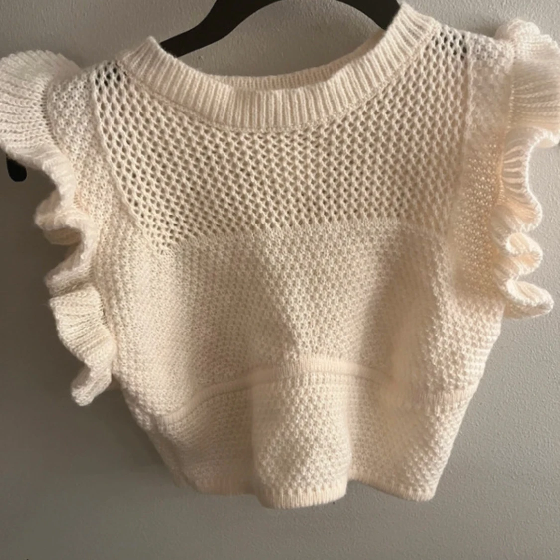 Vit stickad topp med volangärmar
