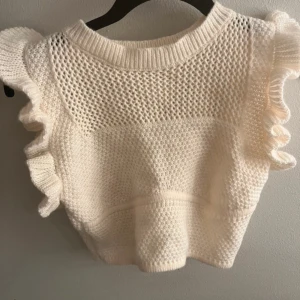 Vit stickad topp med volangärmar - Aldrig använd 
