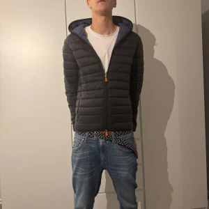 Save the duck jacka - Säljer en save the duck jacka i nästan nytt skick , perfekt in för hösten då den knte är för tjock, storlek S, hör av er vid fler frågor och funderingar. Mvh